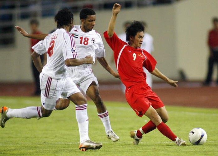 Công Vinh giữa vòng vây các hậu vệ trong chiến thắng 2-0 trước UAE tháng 7/2007.(Xem pha lốp bóng bằng chân trái của Công Vinh qua đầu thủ môn)